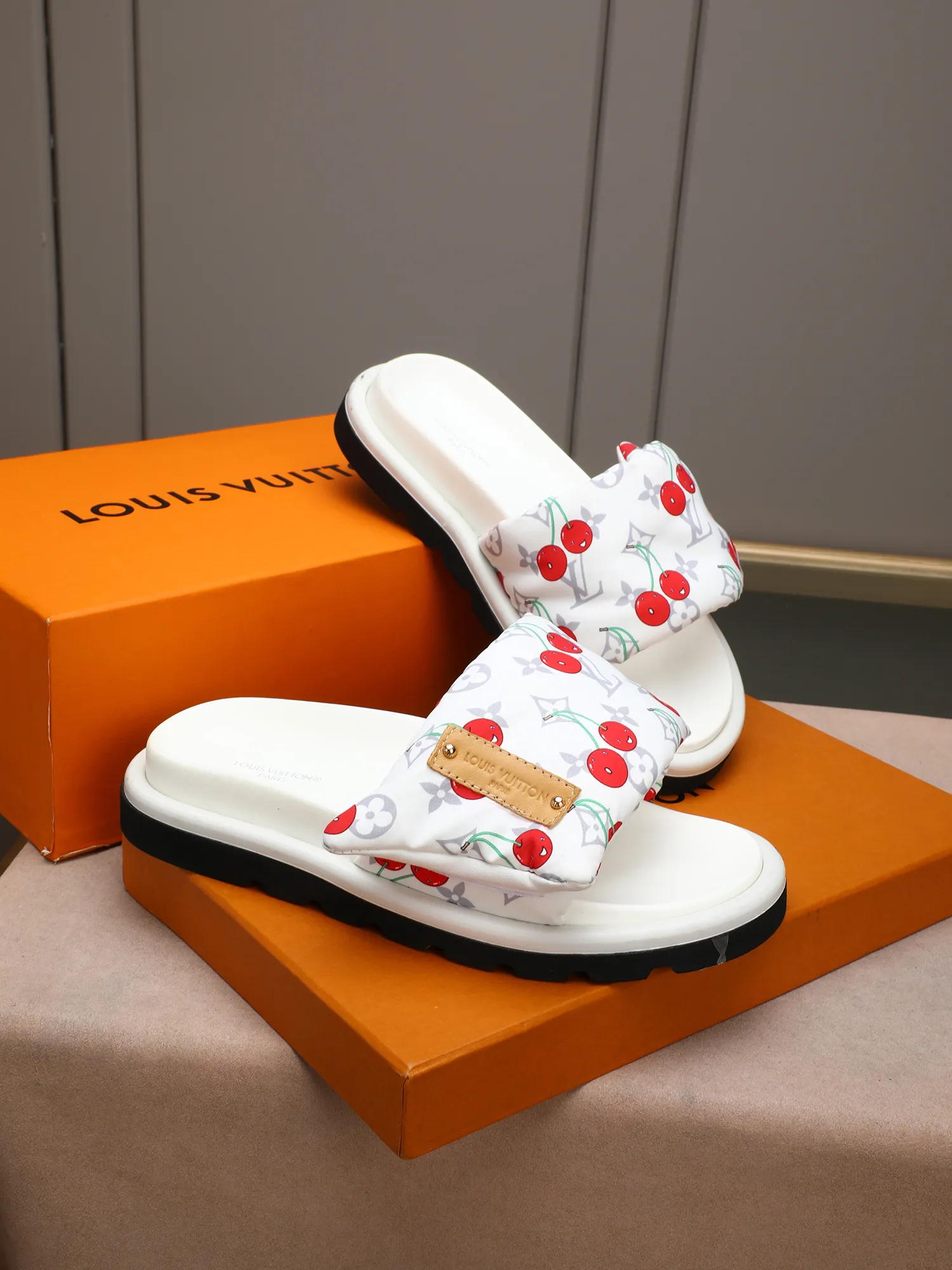 PP360 [LOUIS VUITTON] Louis Vuitton, LV printing, men's and women's slippers are on the market. The drawer box packaging comes with a cloth bag and a card. The upper pattern looks very soft and waxy, and it is a super versatile leg slimming tool. Fabric: imported denim/canvas/old fabric, LV hardware LOGO, official website pattern printing, comfortable to wear, feet: high-elastic PU water table. Sole: foam sole, heel height: about 5cm. Code number: 35-46, 35, 45, 46 are custom-made and non-returnable. Color: multiple colors and styles available.